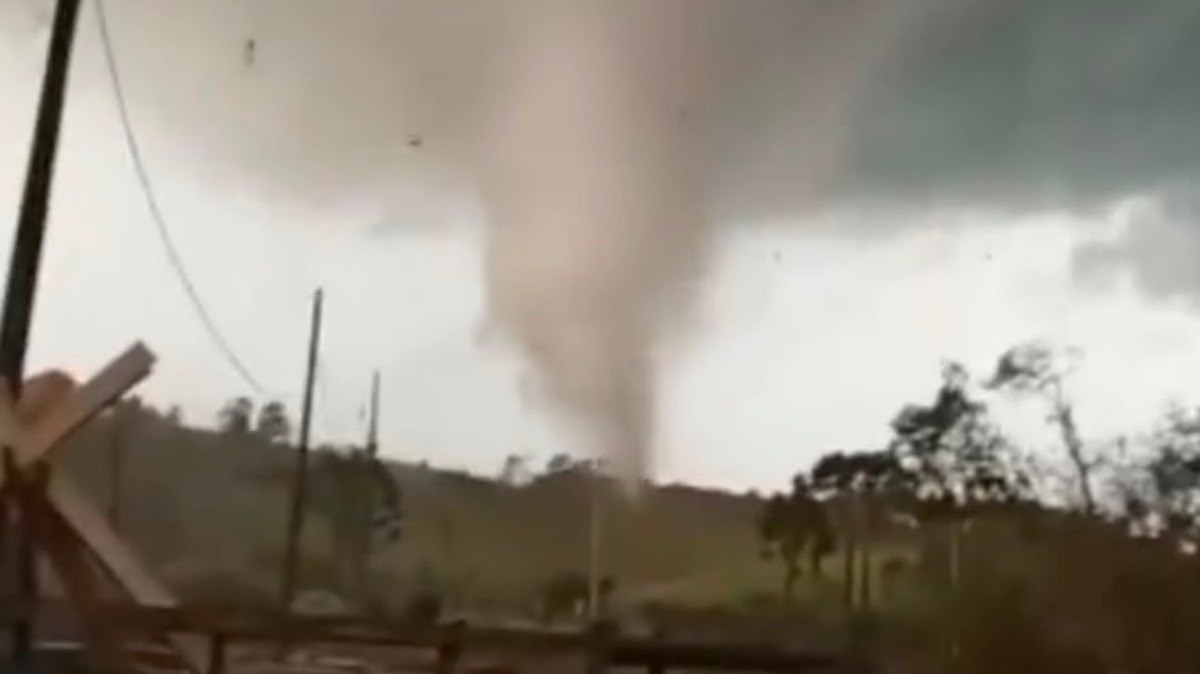 Tornado atingiu a cidade no final da tarde deste sábado (08) e foi gravado por inúmeros moradores