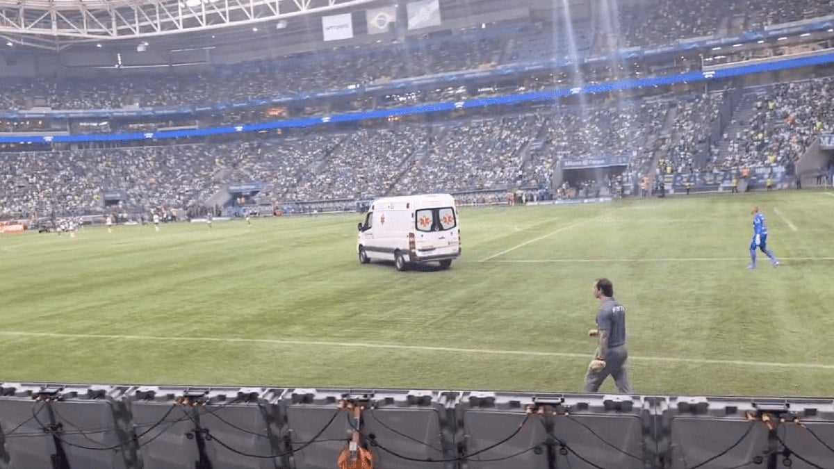 Lateral deixou estádio deixou o Allianz Parque de ambulância após ficar desacordado