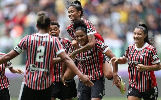 Glaucia comemora título do São Paulo e brinca: 'Não tem preço fazer festa na casa do adversário'