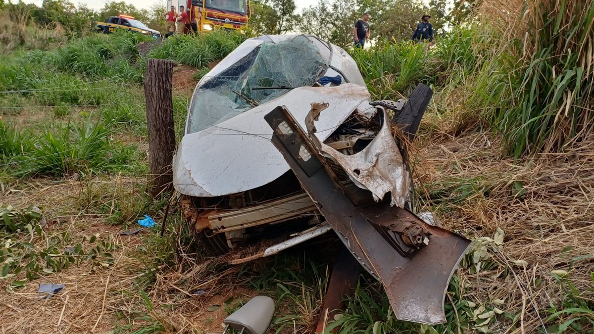 Motorista de 30 anos morreu após o carro sair da pista e atingir uma árvore na BR-158, em Bom Jardim de Goiás, na madrugada de sábado (10) Motorista de 30 anos morreu após o carro sair da pista e atingir uma árvore na BR-158, em Bom Jardim de Goiás, na madrugada de sábado (10)