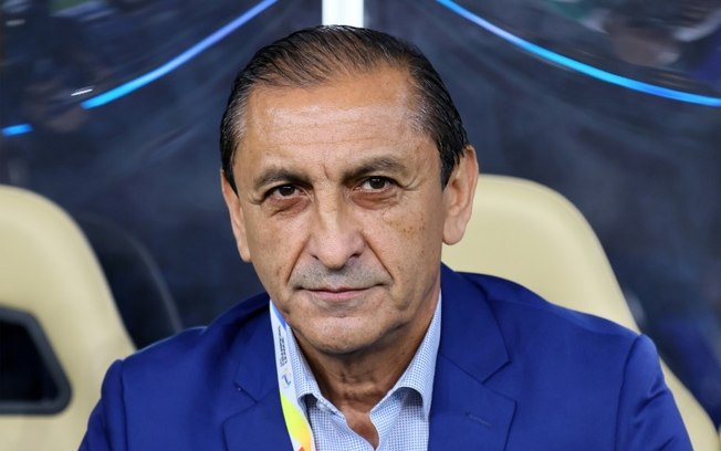 El entrenador argentino Ramón Díaz observa antes del comienzo de la semifinal de la Liga de Campeones de la AFC entre Al-Duhail y Al-Hilal, en el estadio al-Thumama de Doha, el 26 de febrero de 2023.