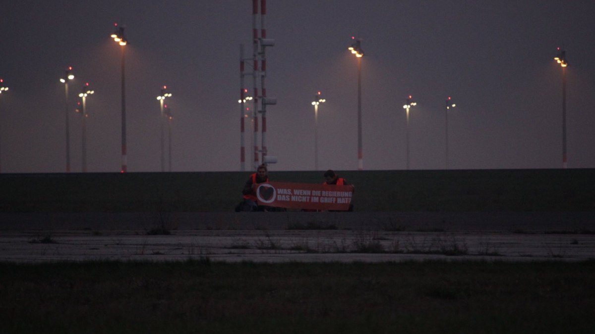 Manifestantes no aeroporto Berlin Brandenburg (BER), na Alemanha