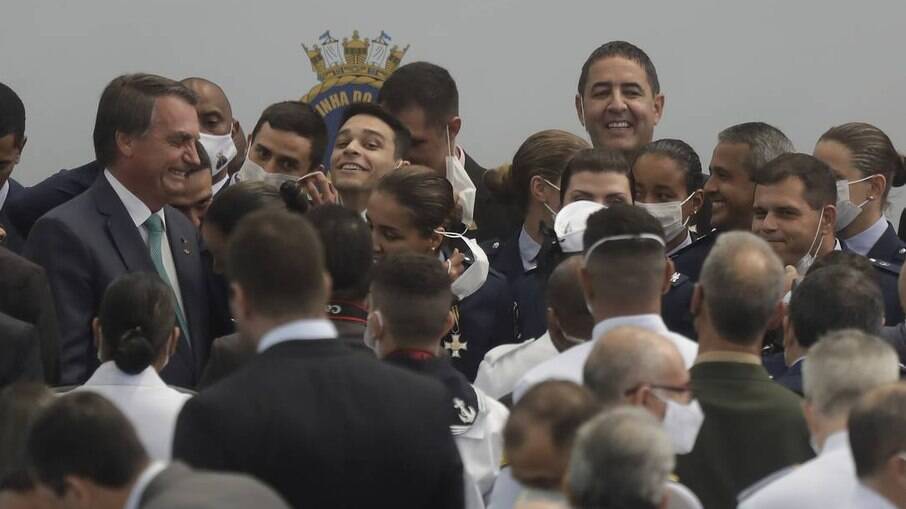 Presidente Jair Bolsonaro pede para que militares tirem máscara para foto 