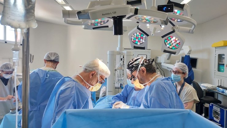 Bebê passa por cirurgia rara para reparar aparelho urinário em SP