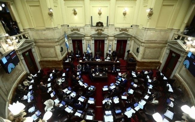 Senadores argentinos votam um pacote de reformas chave para o presidente de extrema direita Javier Milei em uma sessão marcada por greves de protestos no Congresso Nacional, em Buenos Aires, 12 de junho de 2024