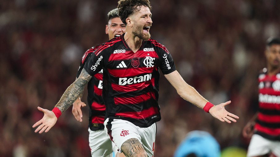 Léo Pereira comemora gol marcado na vitória sobre o Santos