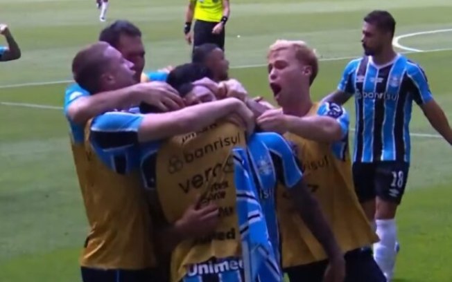 Cristaldo comemora o primeiro gol do Grêmio contra o São Paulo