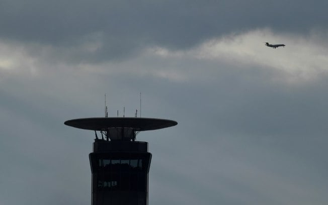 (Arquivo) Torre de controle do aeroporto de Roissy-Charles de Gaulle