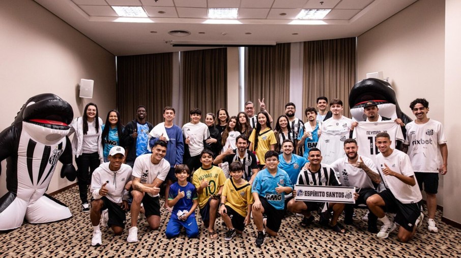 Sócios do Santos são surpreendidos em encontro com jogadores em Vitória