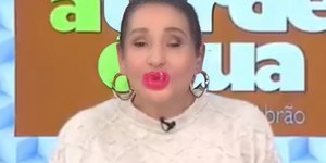 Sonia Abrão surpreende ao chupar chupeta ao vivo