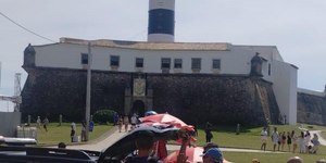 Homens são presos por extorquir e ameaçar turistas na Barra (BA)