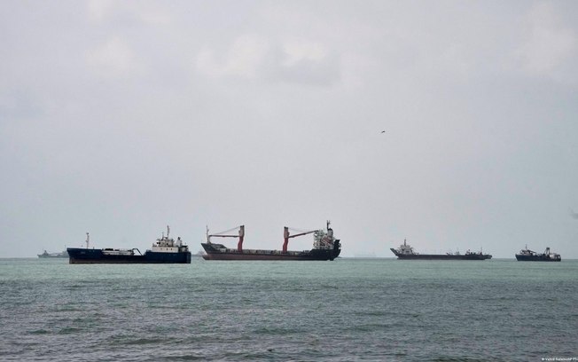 Navios no Estreito de Ormuz