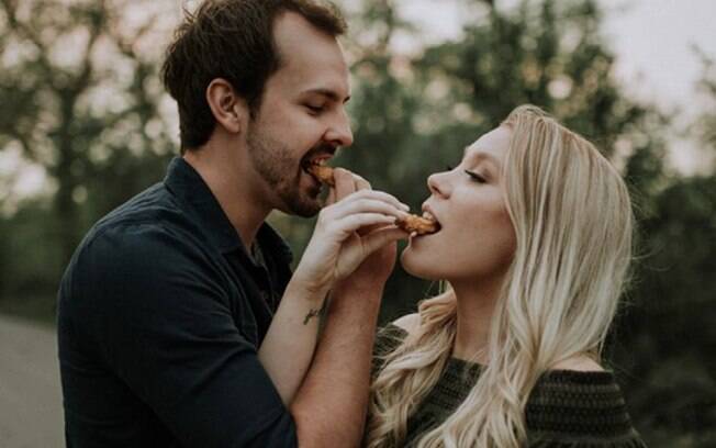 Steph e Brett incorporaram seu amor por nuggets em ensaio fotográfico de noivado