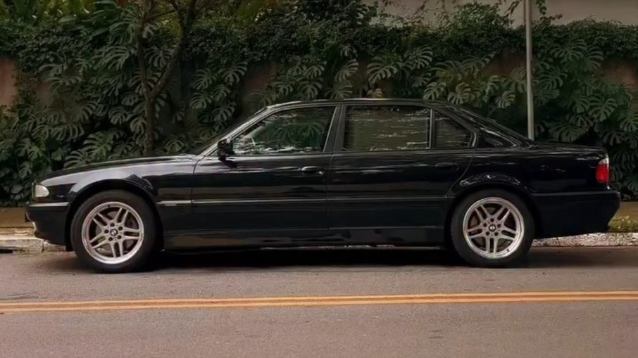Vista lateral da BMW 740iLP