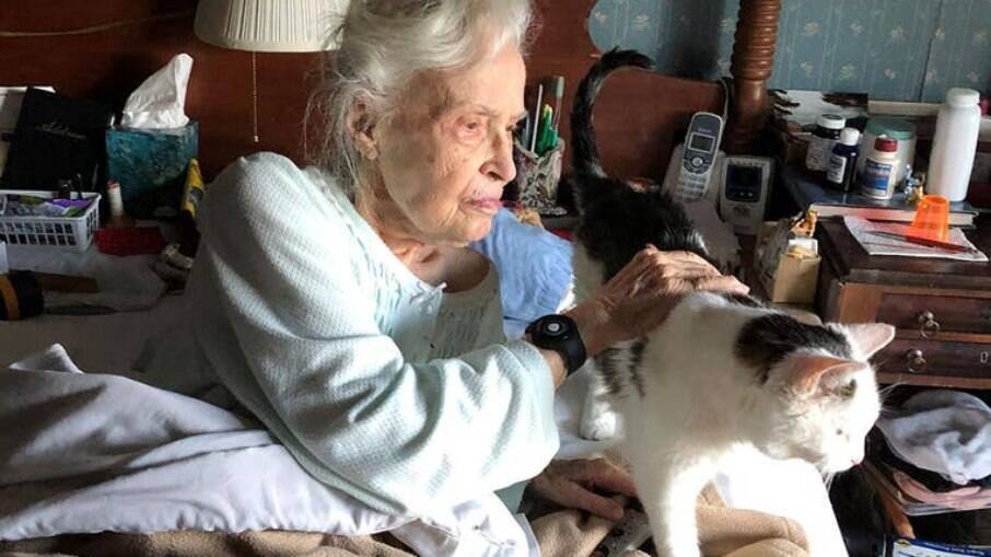 Gus ao lado da nova tutora, Penny uma senhora de 101 anos