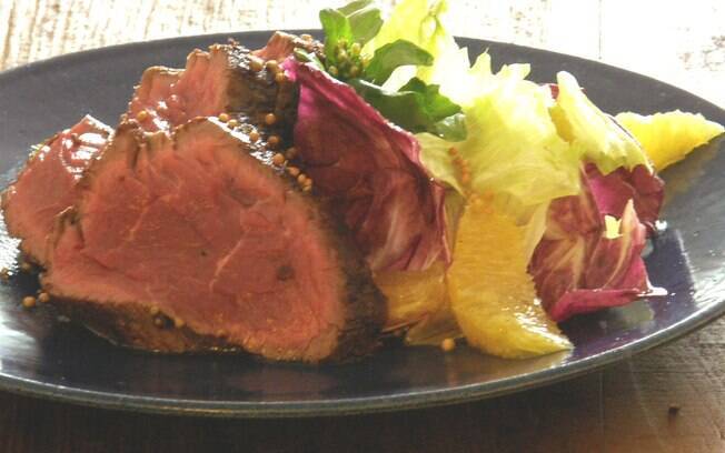 Foto da receita Rosbife de filé com salada pronta.