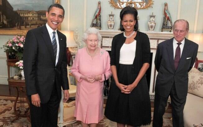 Abraço real: contrariando a tradição, Michelle Obama abraçou - e foi abraçada - pela Rainha Elizabeth