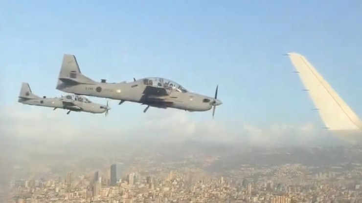 Papa é escoltado por caças da Embraer na chegada ao Líbano