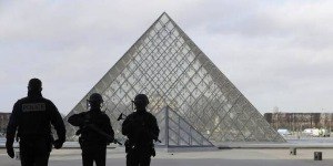 Dois suspeitos do roubo de joias no Museu do Louvre são presos