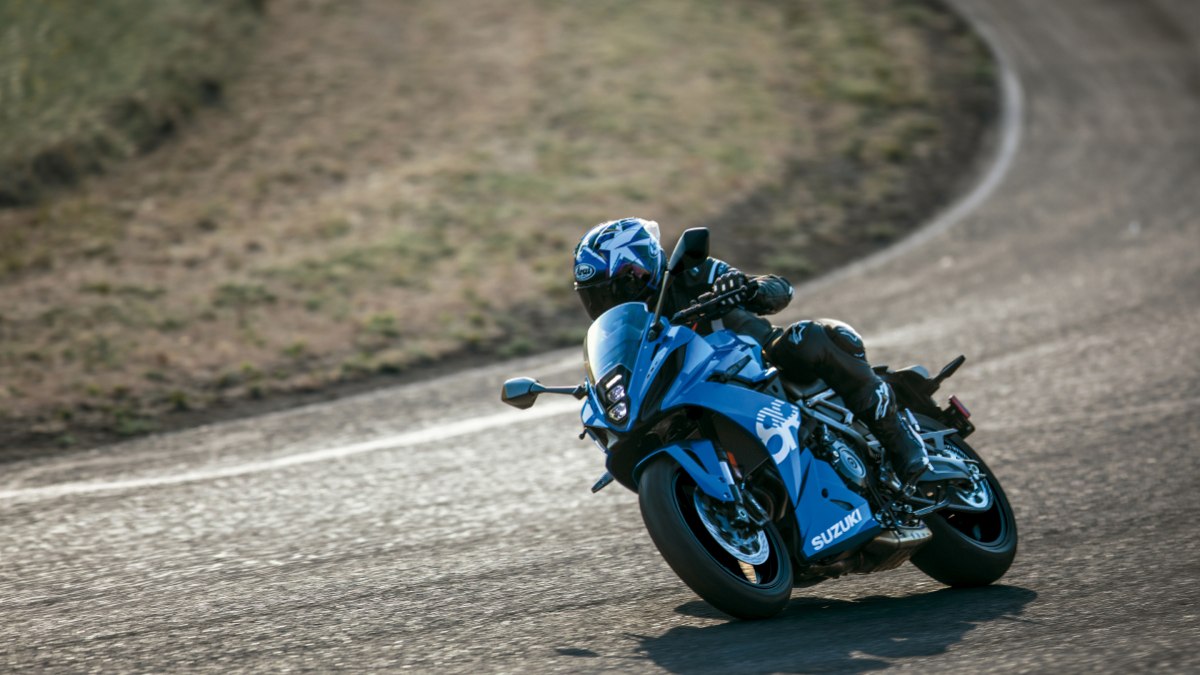 Suzuki GSX-8R e GSX-8S ganham novas cores no Brasil