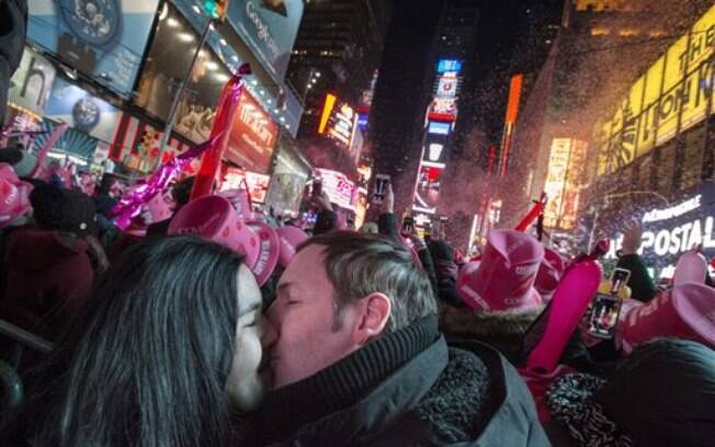 Casal se beja logo após a meia-noite na Times Square