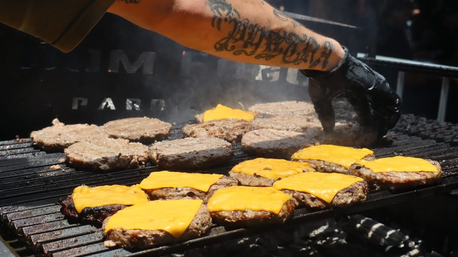 Hambúrguer artesanal foi uma opção de alimentação no Classics Festival