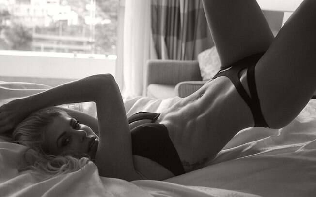 Caroline Bittencourt abusa da sensualidade em foto de lingerie e mostra ótima forma