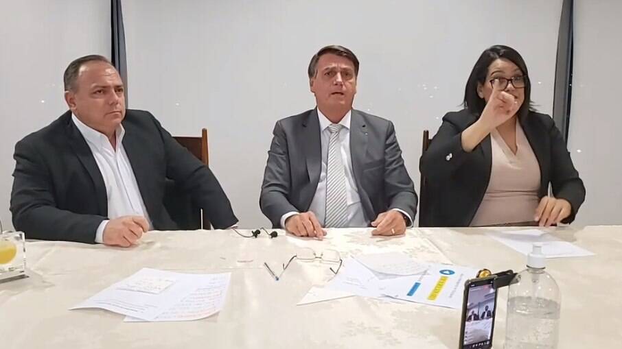 Bolsonaro durante sua live semanal nesta quinta-feira (14), ao lado do ministro da Saúde, Eduardo Pazuello