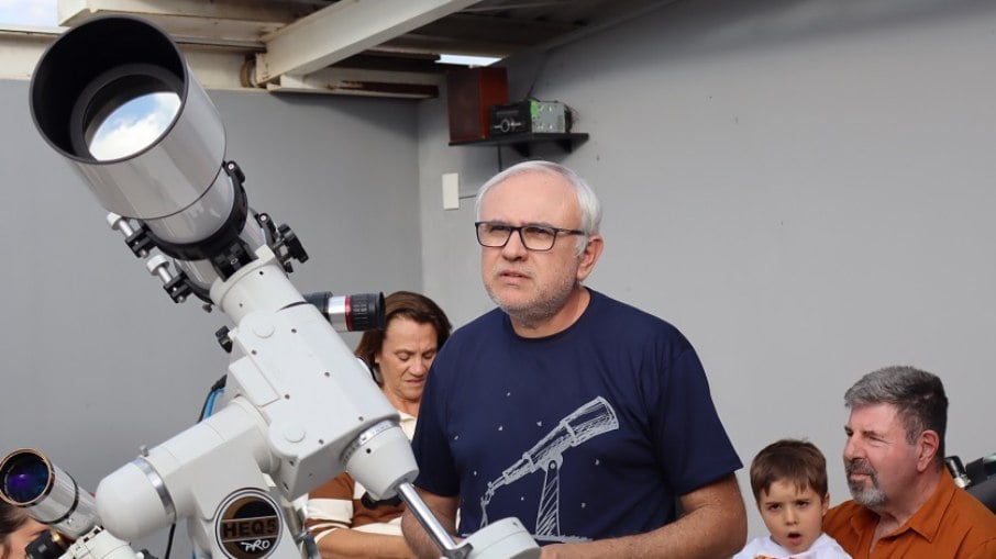 Carlos Eduardo Mariano é diretor do Polo e professor de astronomia