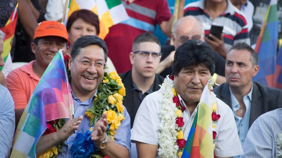 Luis Arce foi ministro da Economia de Evo Morales e pertence ao partido que Evo preside.