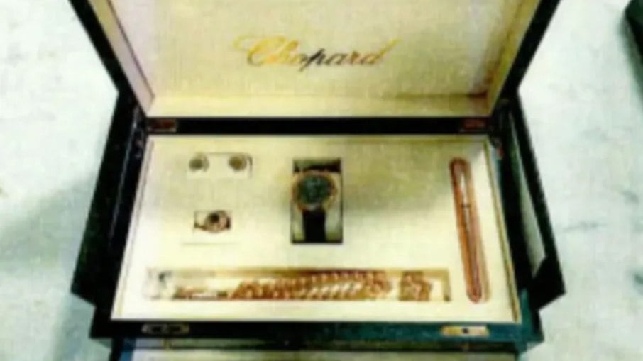 Segundo pacote apresenta objetos masculinos: relógio, caneta, abotoaduras, anel e um tipo de rosário
