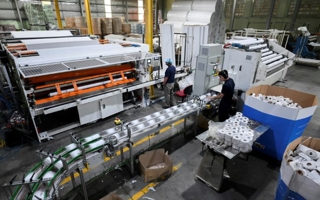 Trabalhador inspeciona rolos de papel higiênico em uma linha de produção da fábrica Rosato de Berazategui, em Buenos Aires, no dia 15 de abril de 2024