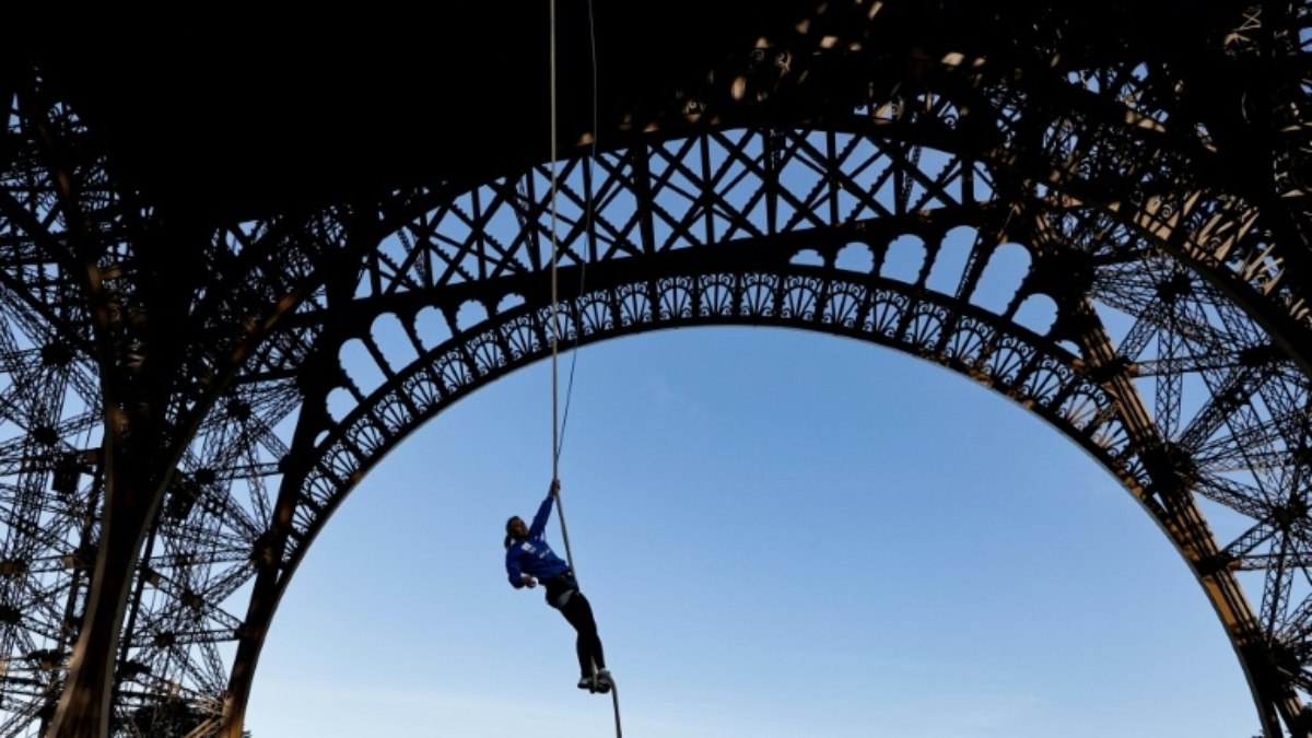 Francesa bate recorde mundial subindo 110m da Torre Eiffel com os braços e uma corda