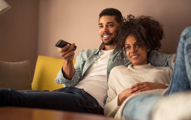 Fazer maratona de séries em casal pode fazer bem ao relacionamento, afirma estudo recente