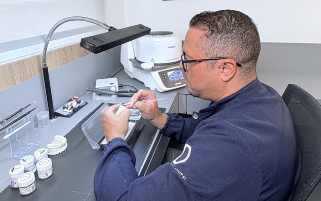 Demanda por sorriso natural muda laboratórios de prótese