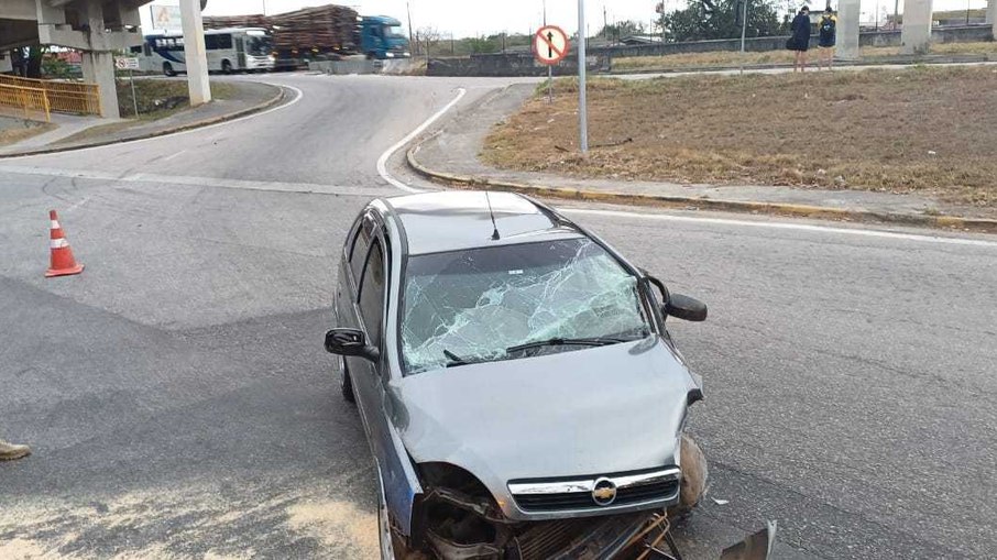 Carro fica destruído após acidente na Dutra