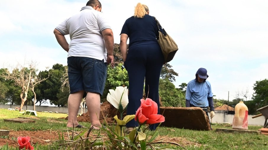 Tutores do cachorro Pingo, se despedem pela última vez.