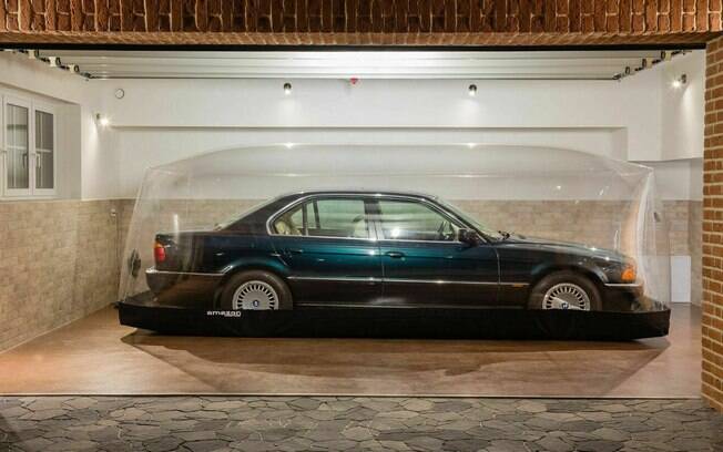 BMW 740i na garagem, na Polônia, de onde será enviado para o comprador, mas apenas se for do continente europeu