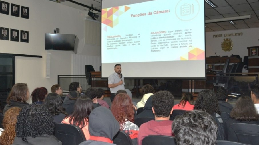 Estudantes têm a oportunidade de conhecer de perto o funcionamento da Câmara Municipal Estudantes têm a oportunidade de conhecer de perto o funcionamento da Câmara Municipal