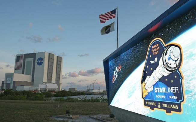 O relógio de contagem regressiva da missão é visto antes do amanhecer no Centro Espacial Kennedy, em Cabo Canaveral, Flórida, em 1º de junho de 2024