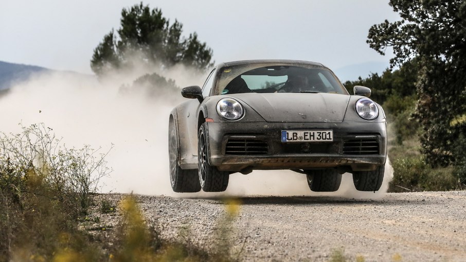 O nome do modelo é uma homenagem à primeira vitória geral da Porsche no rally Paris-Dakar. 