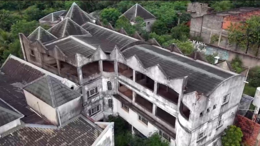 O imóvel impressiona pelas dimensões. O terreno possui aproximadamente 48 mil metros quadrados e a construção conta com mais de 100 quartos