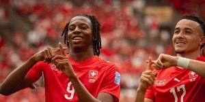 Suíça vence o Canadá por 2 a 1 e garante a liderança do Grupo B