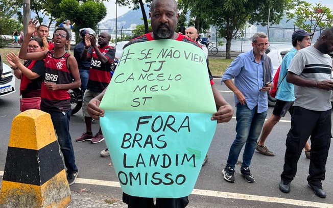 Torcida do Flamengo faz protesto na Gávea e pede retorno de Jorge Jesus