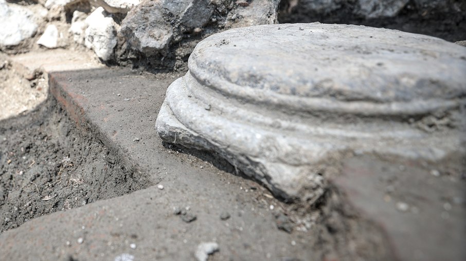 Igreja de 1700 anos foi encontrada totalmente submersa em lago