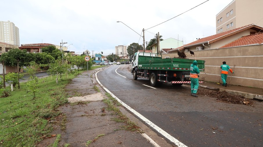 O relatório da Defesa Civil de Campinas aponta que na quinta-feira, dia 2, houve 20 quedas de árvore e 6 quedas de galhos de árvores.