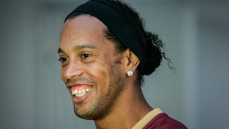 Turcos dizem que Ronaldinho aceitou proposta do Besiktas; jogador nega