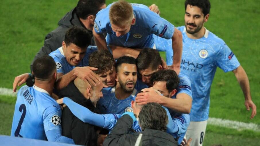 Gundogan abraça companheiros do Manchester City
