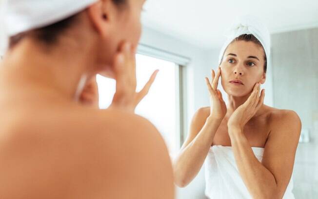 As rugas que deixam a pele envelhecida podem aparecer por causa da exposição solar, mas há cosméticos que ajudam