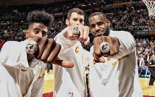 Jogadores do Cleveland Cavaliers recebem o anel de campeão, que sempre acontece no início da temporada